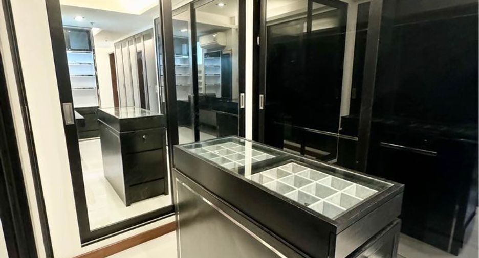 For rent 3 bedrooms condo in Watthana, Bangkok