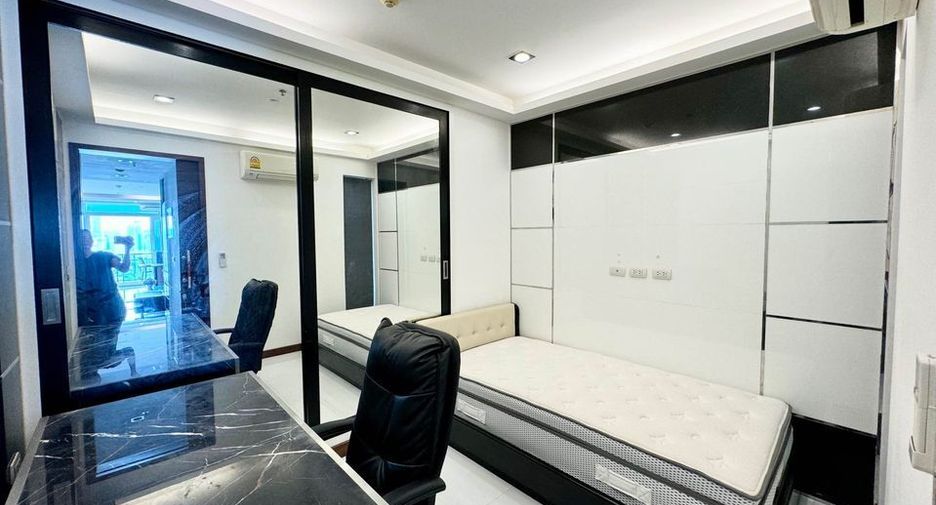 For rent 3 bedrooms condo in Watthana, Bangkok