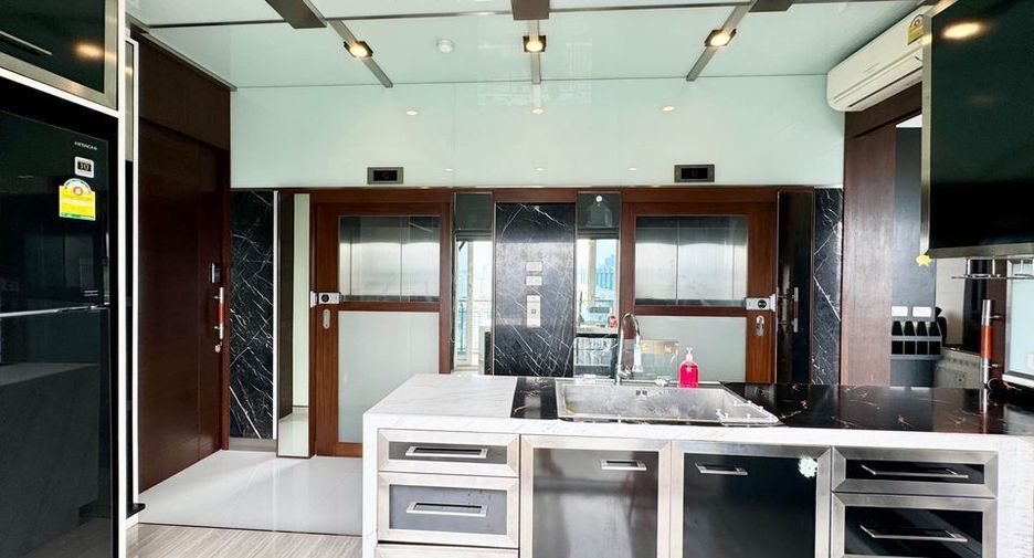 For rent 3 bedrooms condo in Watthana, Bangkok