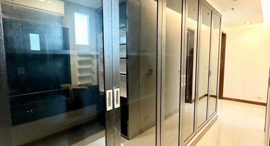 For rent 3 bedrooms condo in Watthana, Bangkok