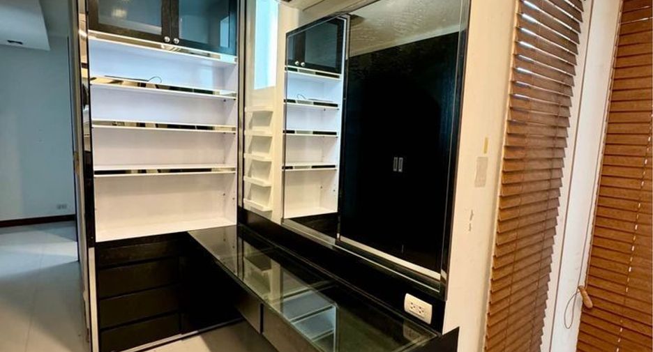 For rent 3 bedrooms condo in Watthana, Bangkok