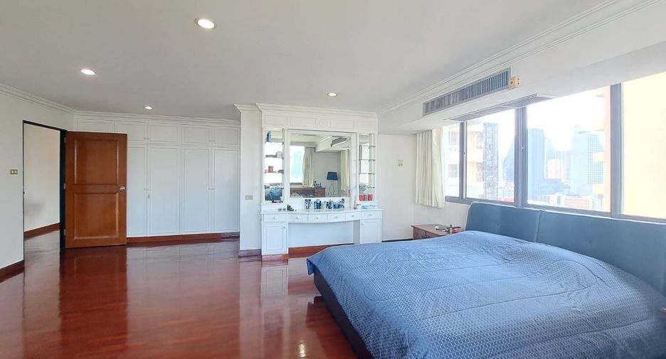 For rent 3 bedrooms condo in Watthana, Bangkok