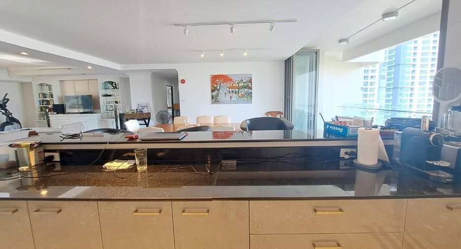 For rent 3 bedrooms condo in Watthana, Bangkok