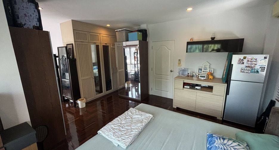 For sale 4 bedrooms house in Lat Krabang, Bangkok