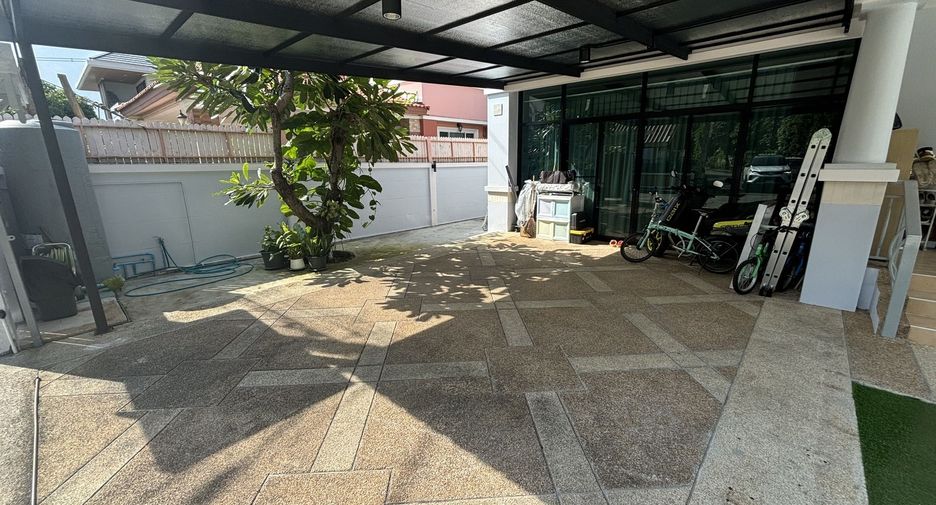 For sale 4 bedrooms house in Lat Krabang, Bangkok
