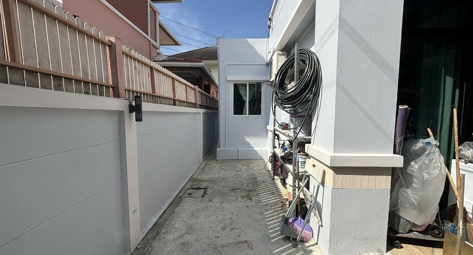 For sale 4 bedrooms house in Lat Krabang, Bangkok