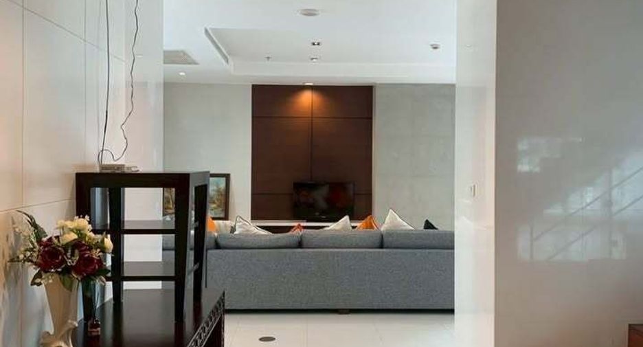For rent 4 bedrooms condo in Pathum Wan, Bangkok
