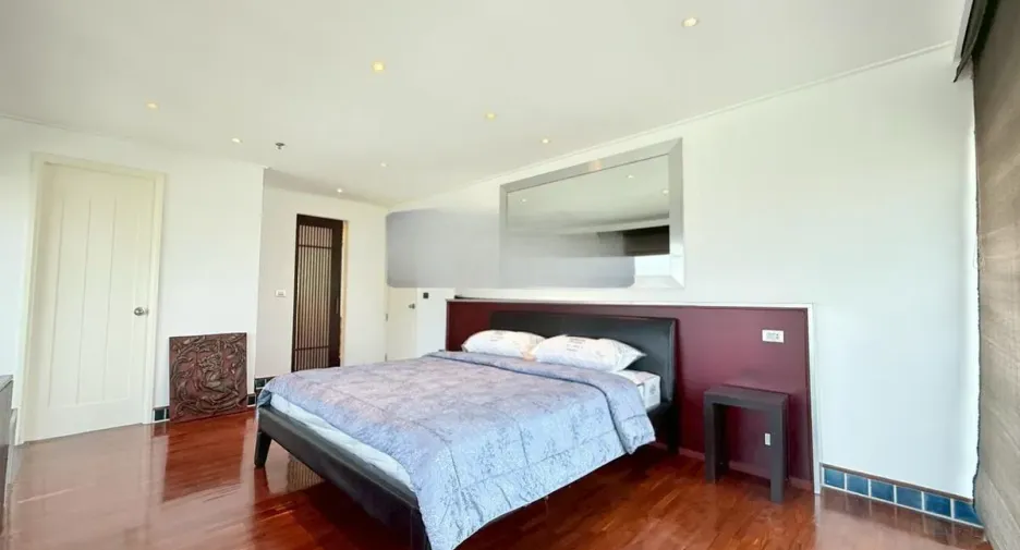 For rent 2 bedrooms condo in Sathon, Bangkok