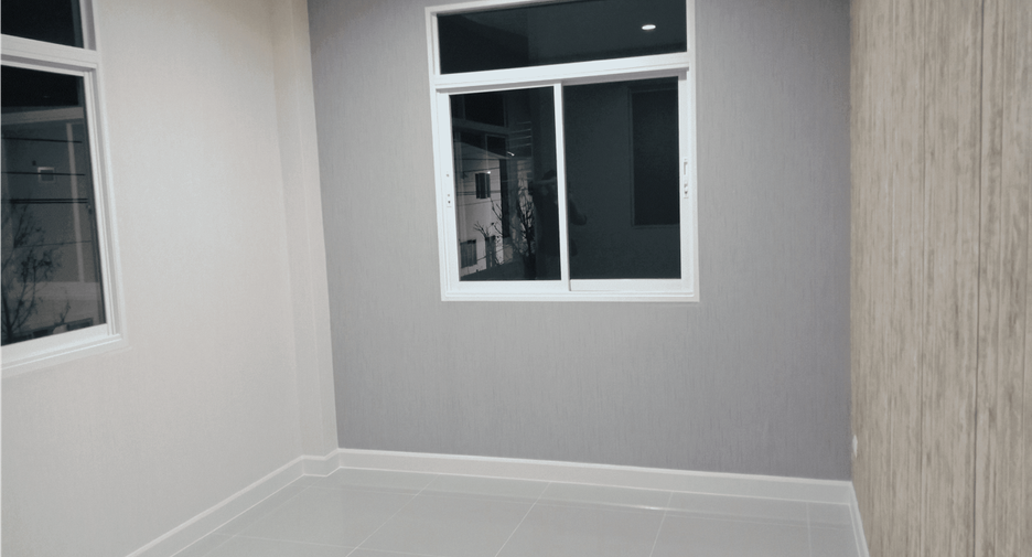For sale 4 bedrooms townhouse in Bang Khae, Bangkok