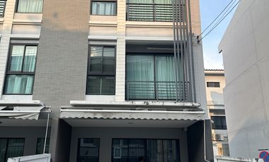 À vendre 3 chambres maison de ville à Bang Kapi, Bangkok