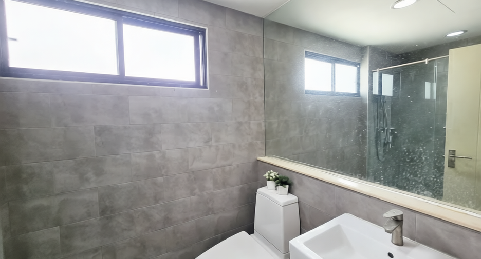 For sale 3 bedrooms townhouse in Bang Kapi, Bangkok