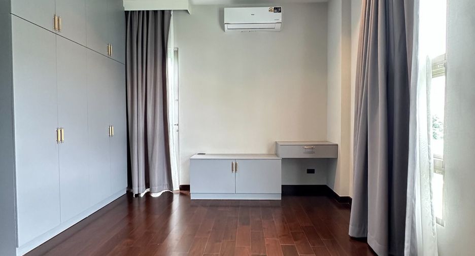À louer 4 chambres maison à Lat Krabang, Bangkok