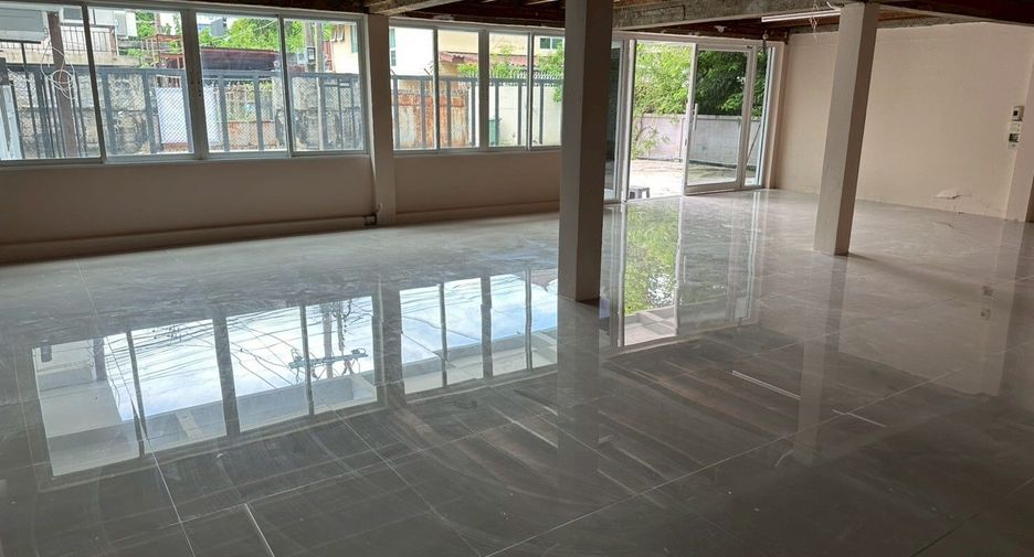 Haus zur Miete mit 3 Zimmer in Watthana, Bangkok