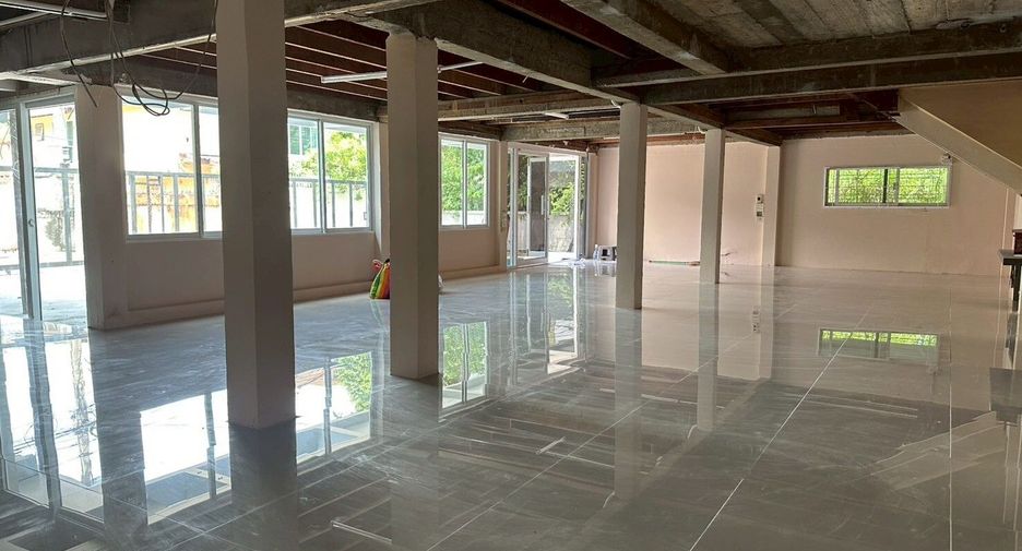 Haus zur Miete mit 3 Zimmer in Watthana, Bangkok