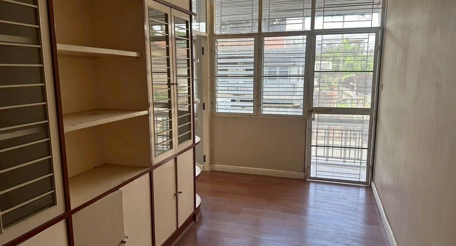 Haus zur Miete mit 3 Zimmer in Watthana, Bangkok