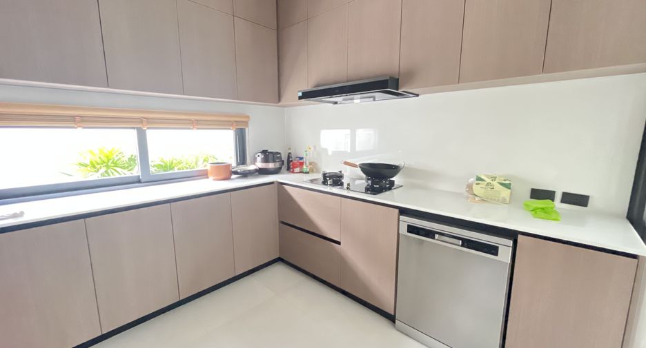 For rent 6 bedrooms villa in Mueang Phuket, Phuket