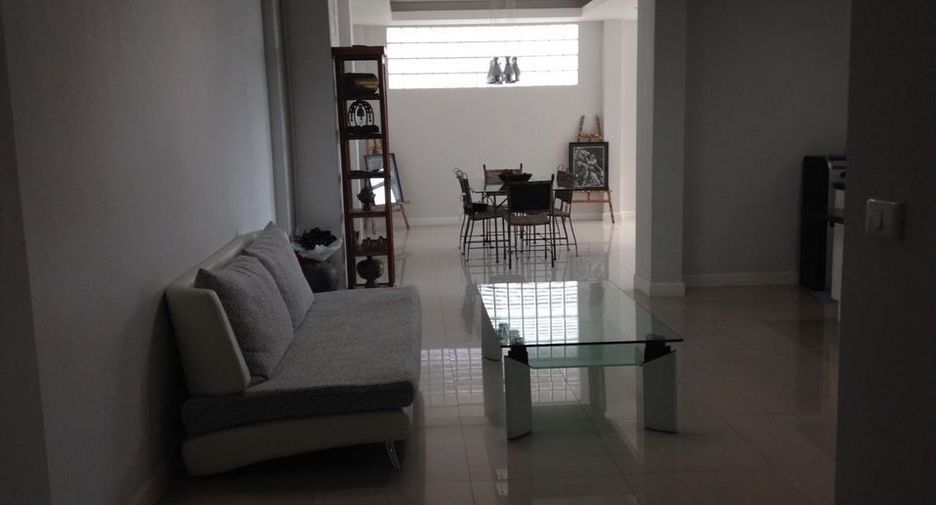 For sale 6 bedrooms townhouse in Bang Na, Bangkok