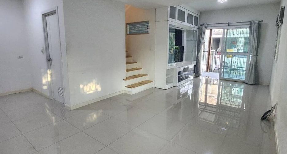 Reihenhaus zum Kauf mit 3 Zimmer in Khlong Sam Wa, Bangkok