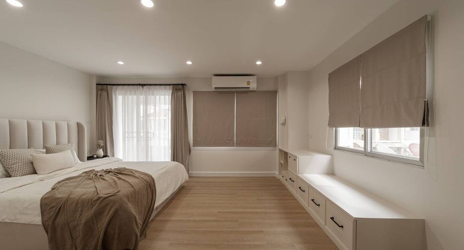 For rent 3 bedrooms townhouse in Suan Luang, Bangkok