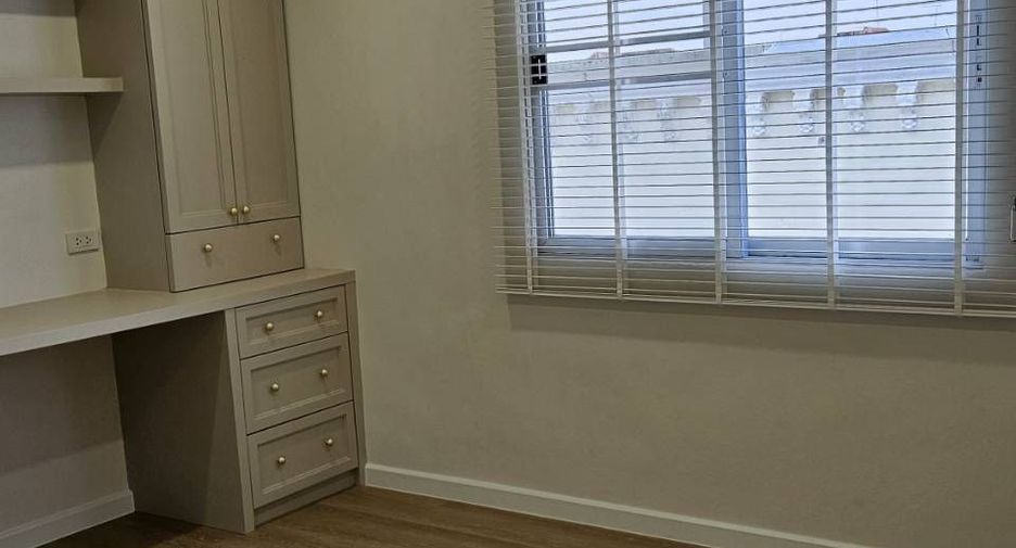 For rent 3 bedrooms townhouse in Suan Luang, Bangkok