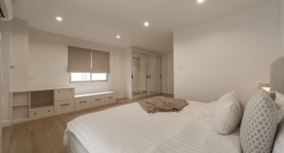 For rent 3 bedrooms townhouse in Suan Luang, Bangkok