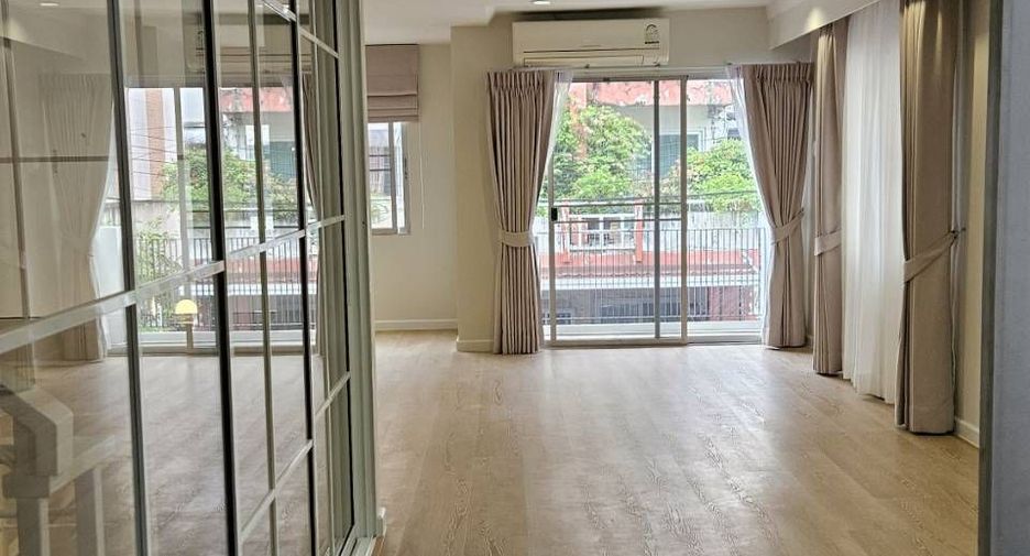 For rent 3 bedrooms townhouse in Suan Luang, Bangkok