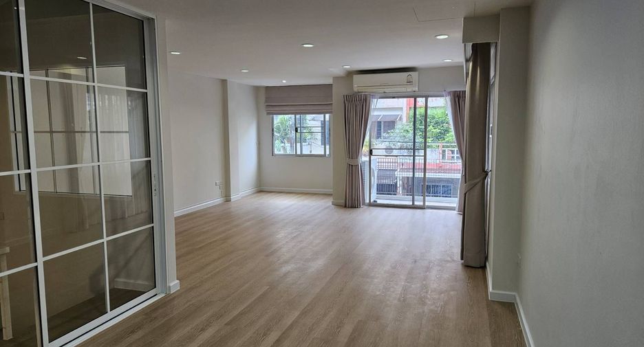 For rent 3 bedrooms townhouse in Suan Luang, Bangkok