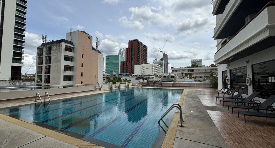 For rent 3 bedrooms apartment in Phaya Thai, Bangkok