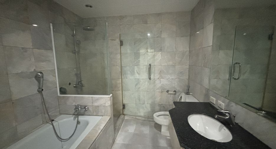 For rent 3 bedrooms apartment in Phaya Thai, Bangkok