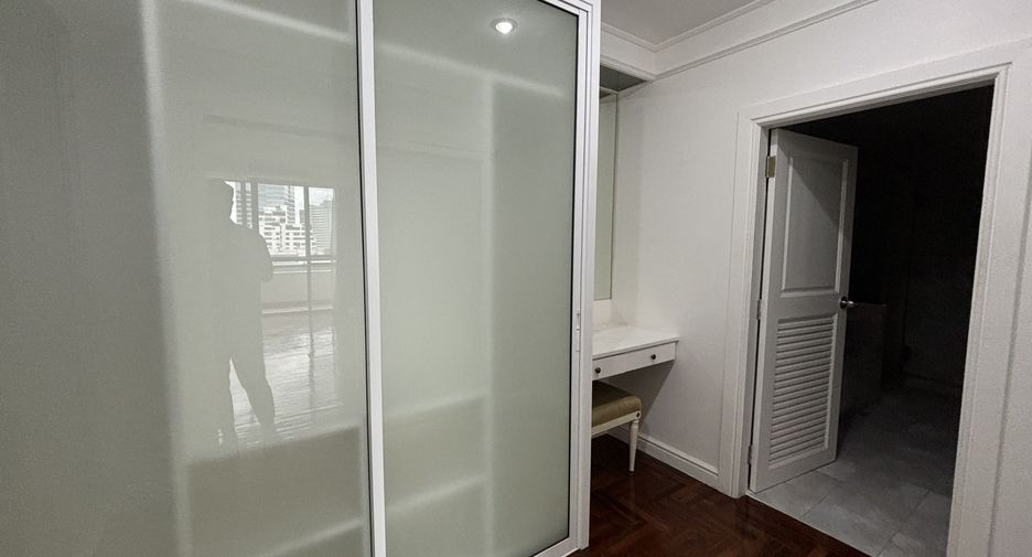 For rent 3 bedrooms apartment in Phaya Thai, Bangkok