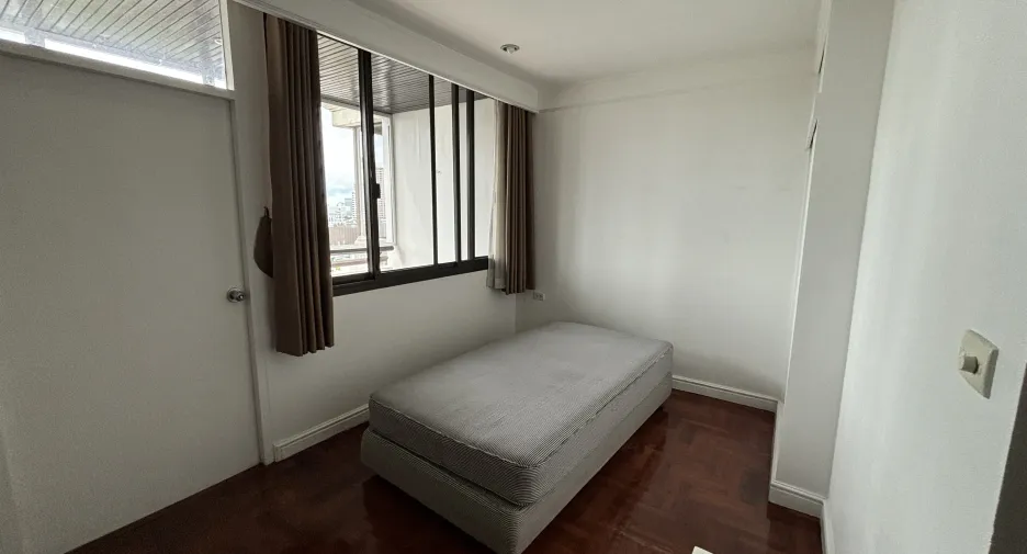For rent 3 bedrooms apartment in Phaya Thai, Bangkok