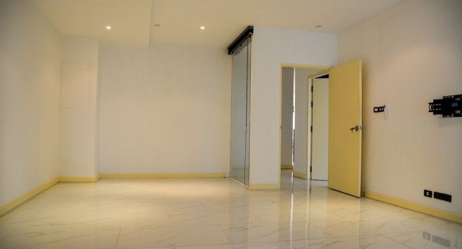 For rent 3 bedrooms condo in Watthana, Bangkok