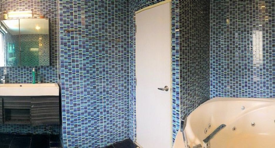 For rent 3 bedrooms condo in Watthana, Bangkok