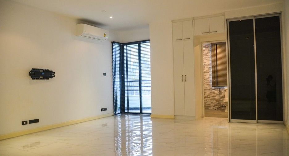 For rent 3 bedrooms condo in Watthana, Bangkok