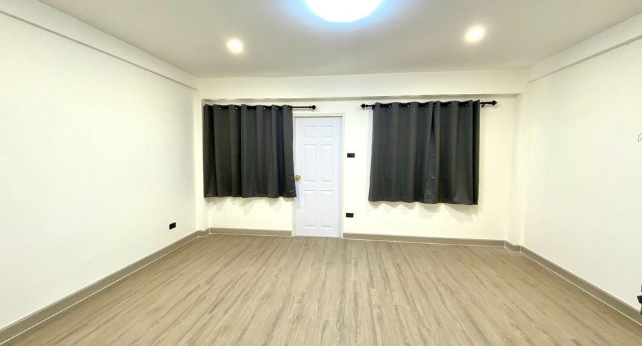 For sale 4 bedrooms townhouse in Bang Phli, Samut Prakan
