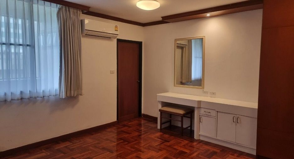 For rent 4 bedrooms condo in Khlong Toei, Bangkok