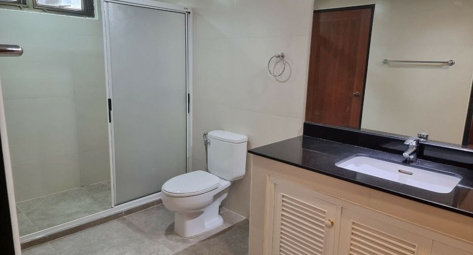 For rent 4 bedrooms condo in Khlong Toei, Bangkok