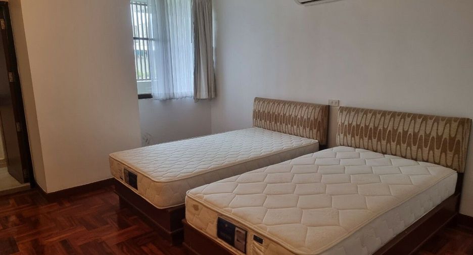 For rent 4 bedrooms condo in Khlong Toei, Bangkok