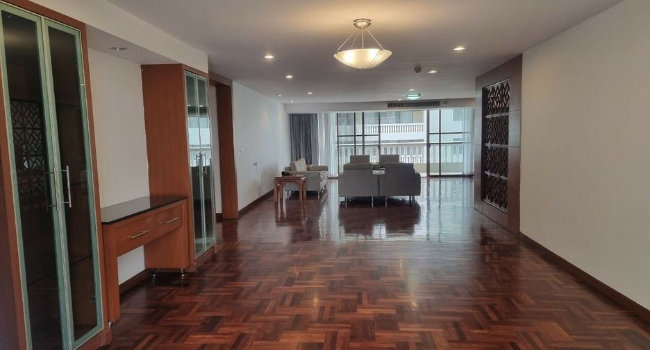 For rent 4 bedrooms condo in Khlong Toei, Bangkok