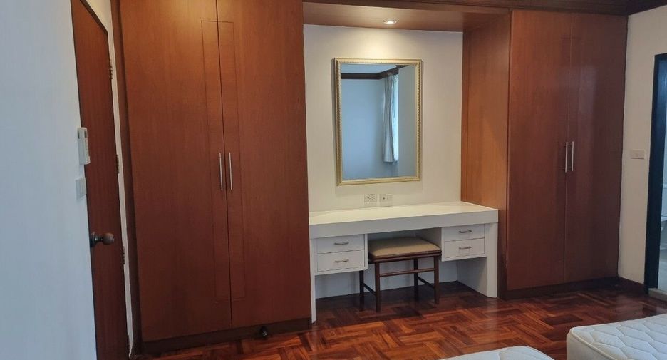 For rent 4 bedrooms condo in Khlong Toei, Bangkok