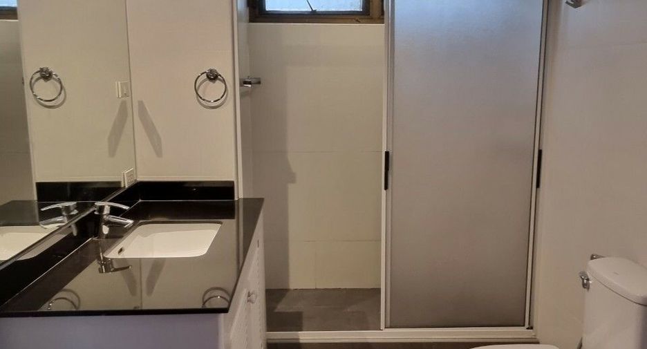 For rent 4 bedrooms condo in Khlong Toei, Bangkok