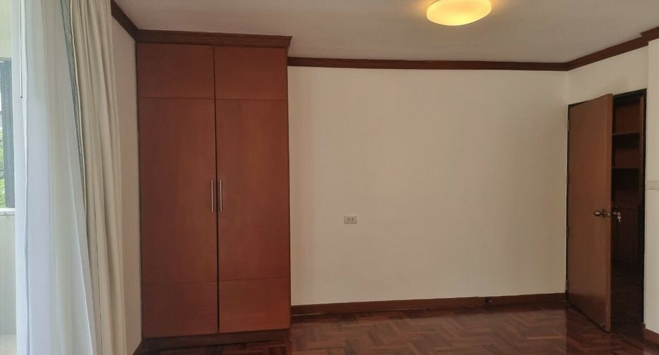 For rent 4 bedrooms condo in Khlong Toei, Bangkok