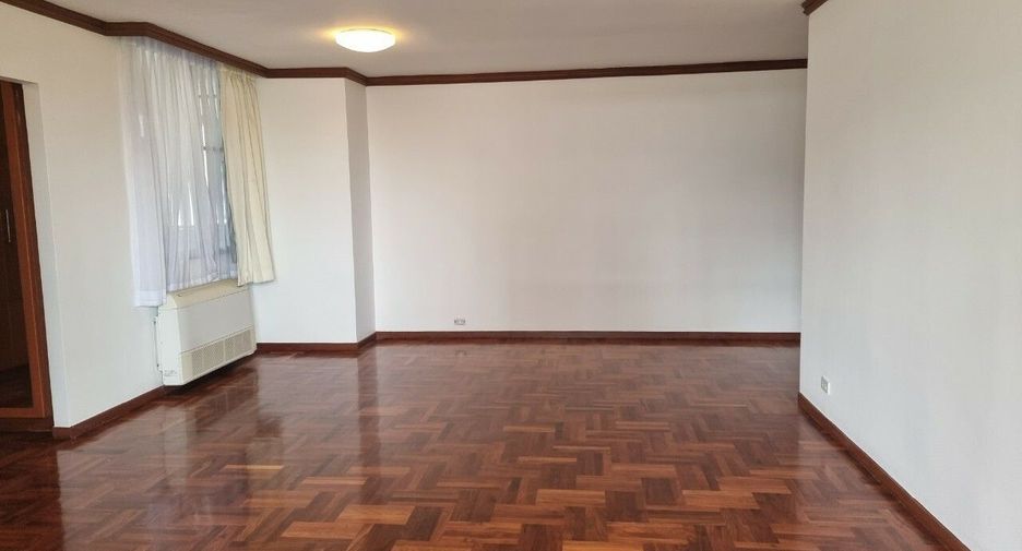 For rent 4 bedrooms condo in Khlong Toei, Bangkok