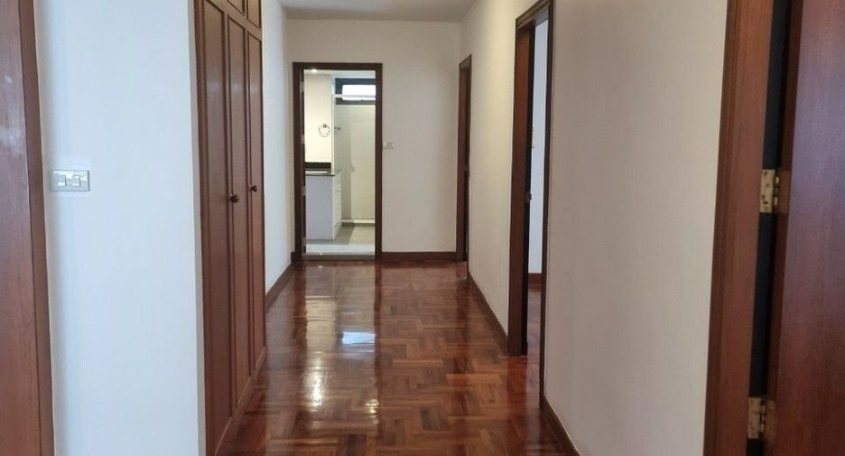 For rent 4 bedrooms condo in Khlong Toei, Bangkok