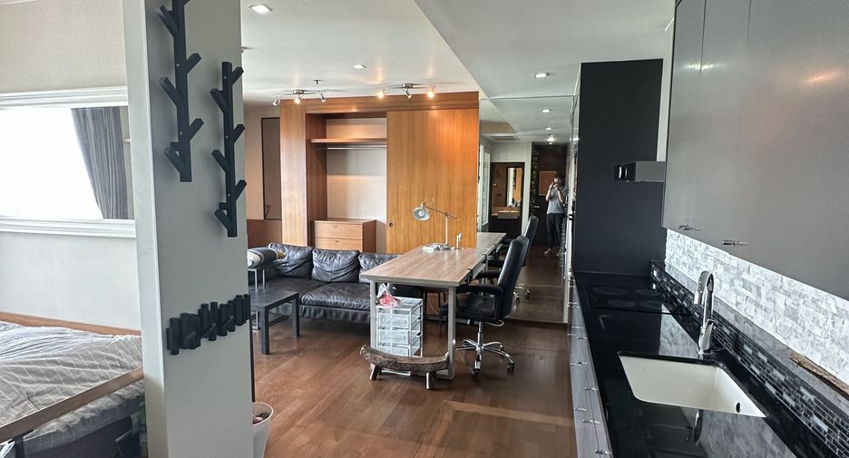 For sale 1 bed condo in Khlong Toei, Bangkok