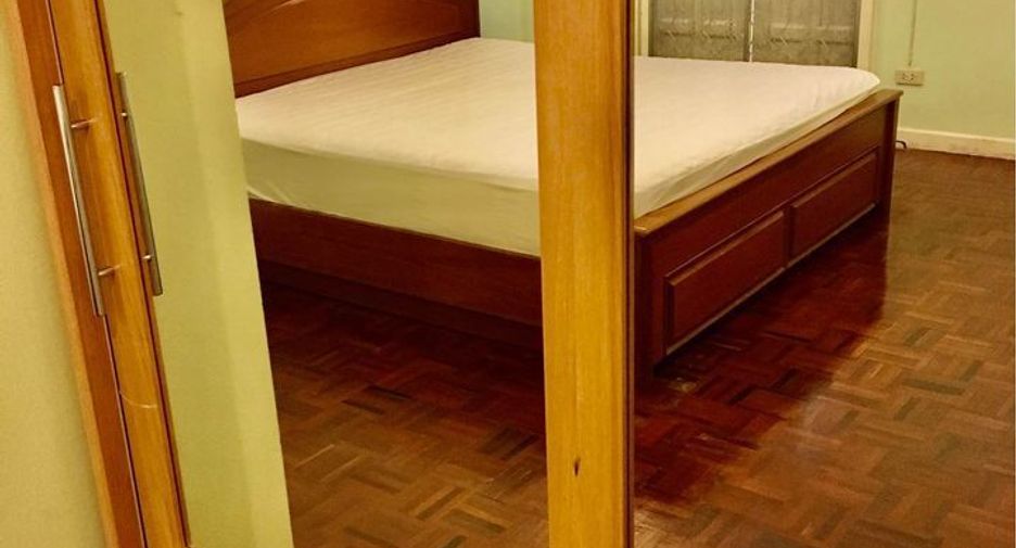 For rent 2 bedrooms townhouse in Bang Na, Bangkok