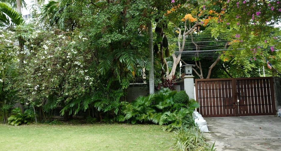 For rent 2 bedrooms house in Sathon, Bangkok