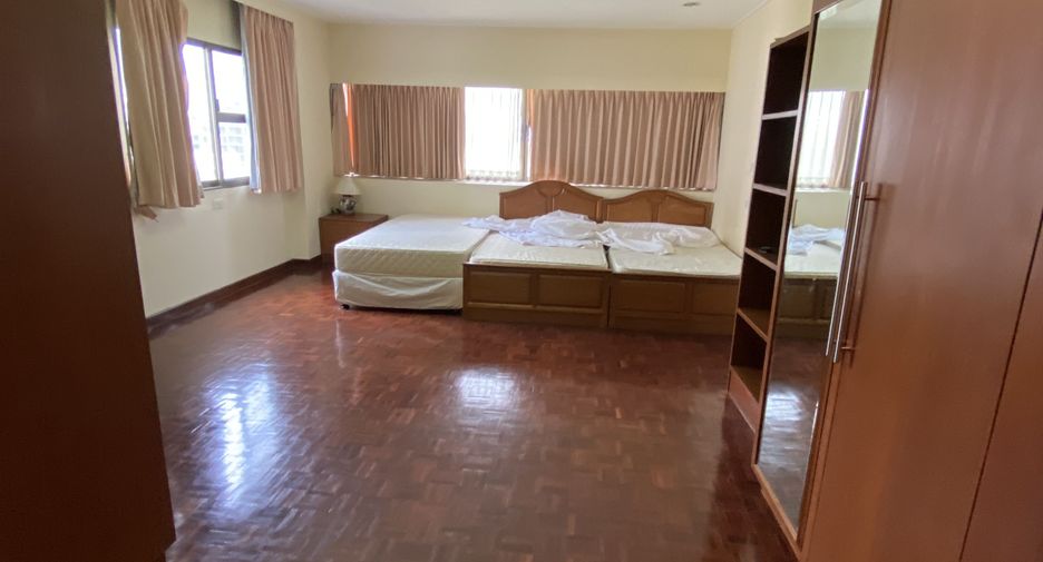 For rent 3 bedrooms apartment in Watthana, Bangkok