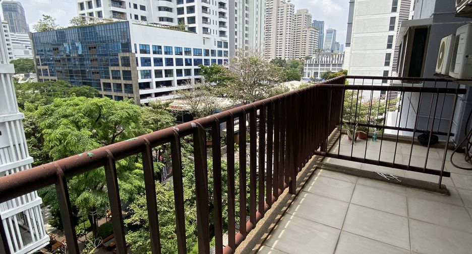 For rent 3 bedrooms apartment in Watthana, Bangkok