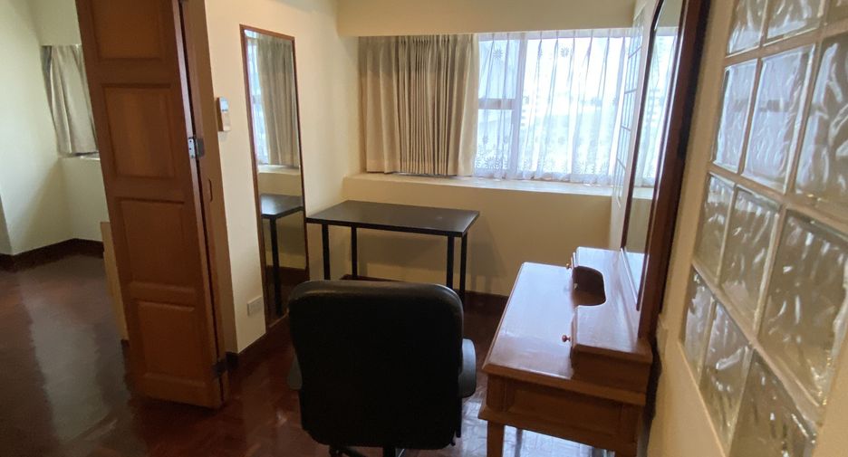 For rent 3 bedrooms apartment in Watthana, Bangkok